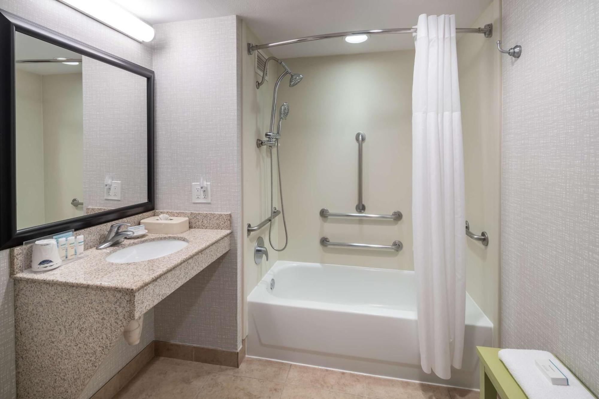 Hampton & Chicago North Shore 3*