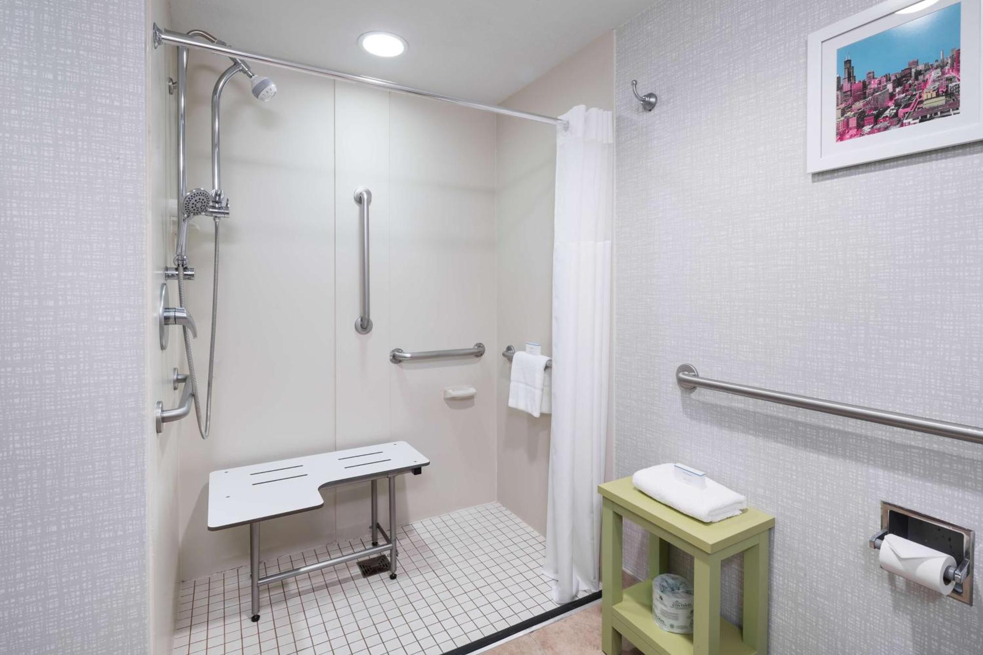 Hampton & Chicago North Shore 3*
