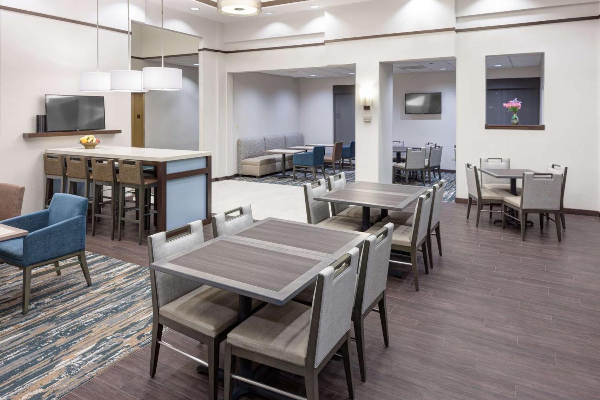 Hampton & Chicago North Shore Hotel 3*